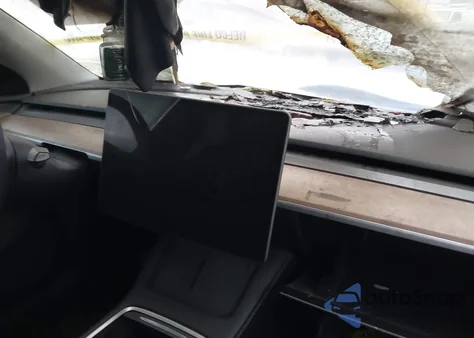 2023 Tesla Model Y Awd/Long Range Dual Motor All-Wheel Drive z USA, uszkodzony, nr VIN 7SAYGDEE9PA177555